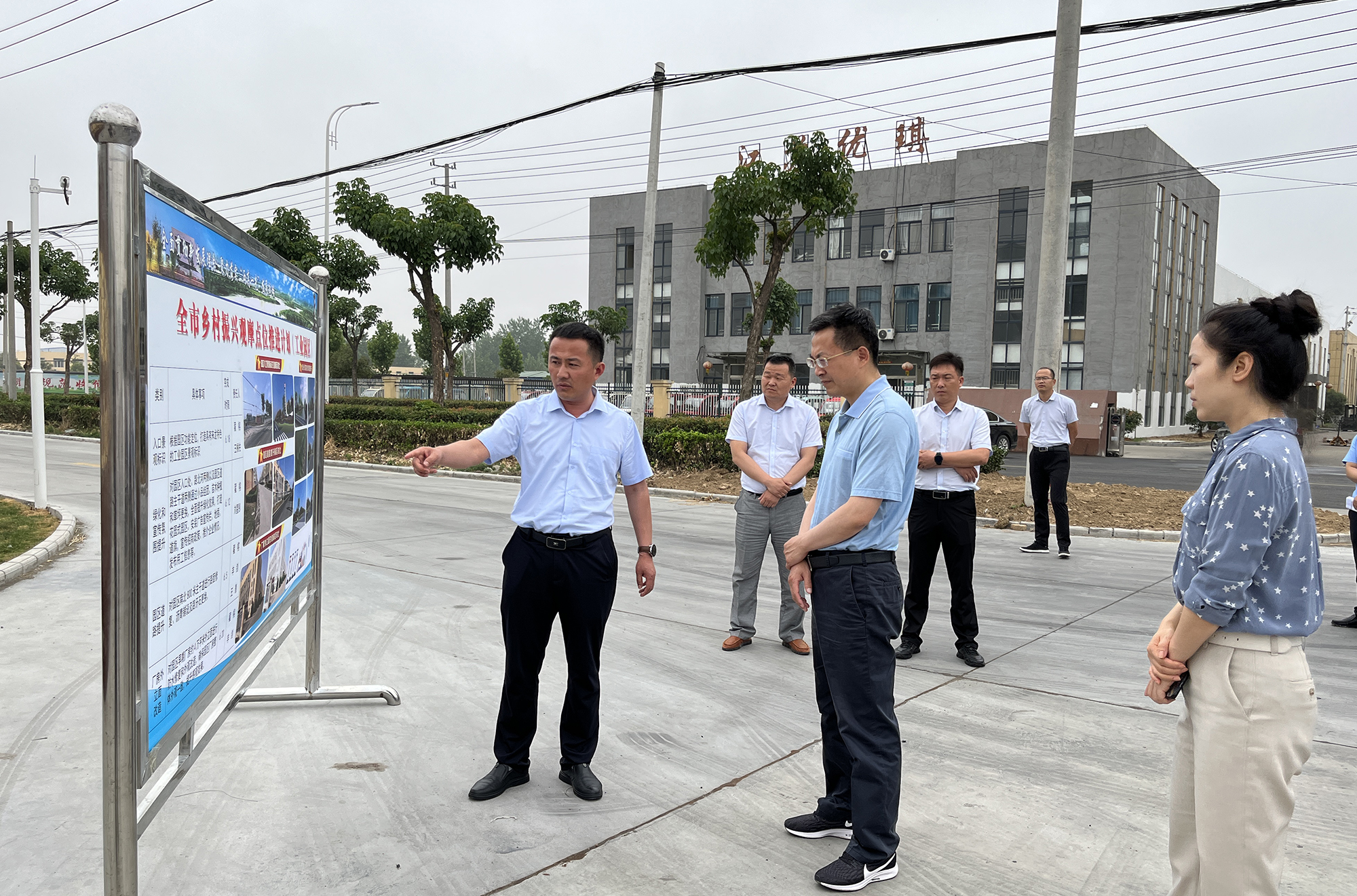 殷其国调研来龙小城市建设和乡村振兴观摩项目推进情况